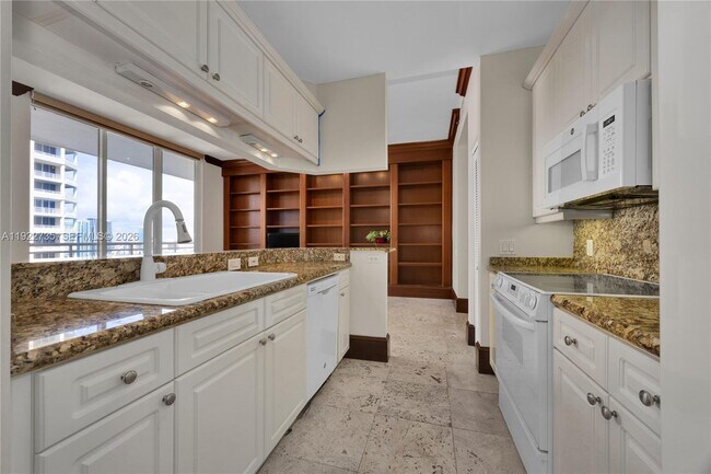 Building Photo - 808 Brickell Key Dr