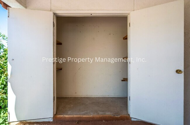 Building Photo - Beautiful Townhouse Overlooking The Golf C...