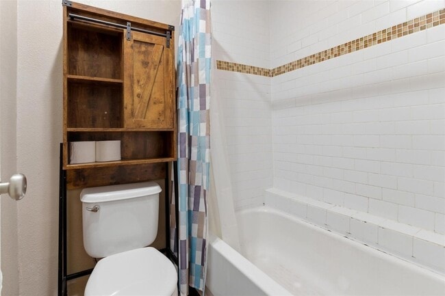 Building Photo - 7685 Northcross Dr