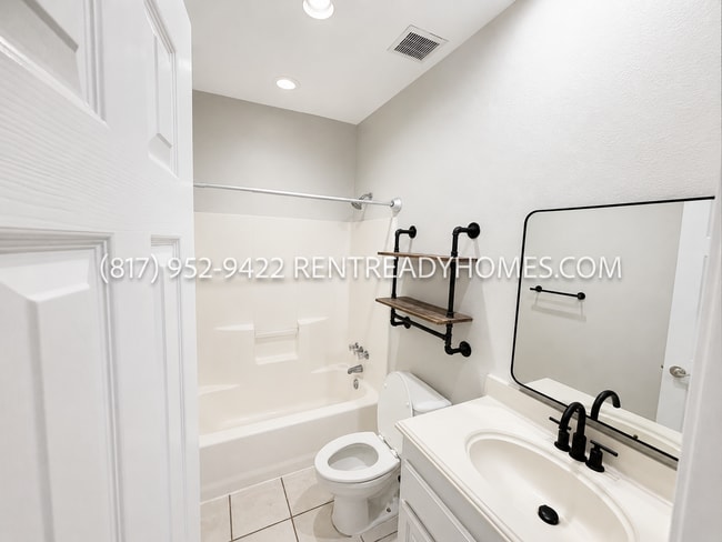 Building Photo - 4901 Lakeside Dr