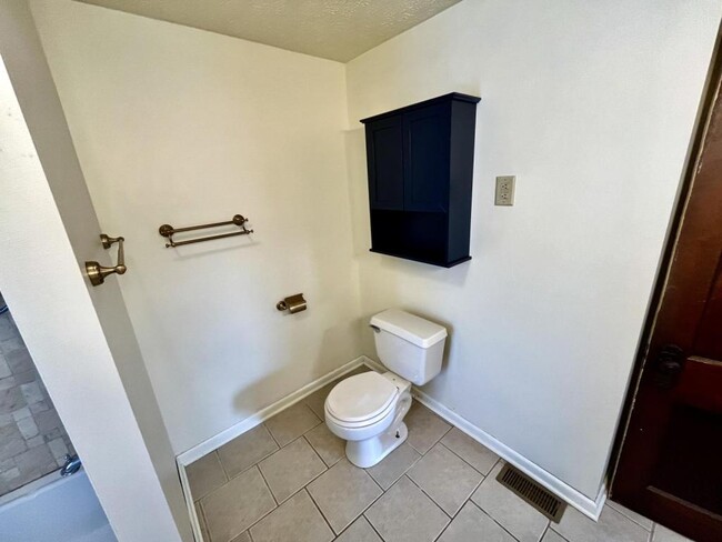 Building Photo - 604 N Park St