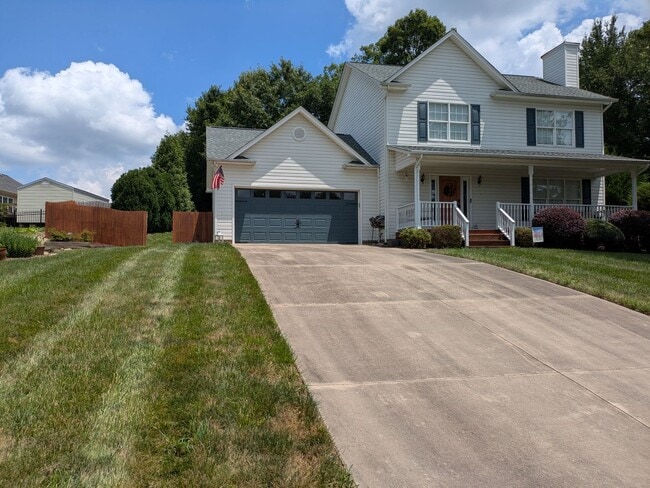 Primary Photo - 3BR/2.5Bath House in NE Hickory