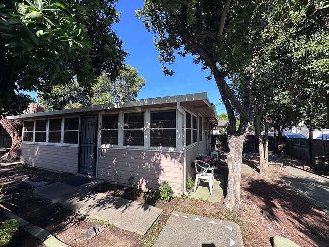 Building Photo - Cozy West Sac Cottage