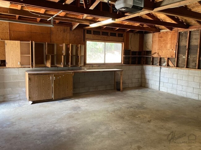 Building Photo - Homes Management - 2 Bed, 1.5 Bath Duplex ...