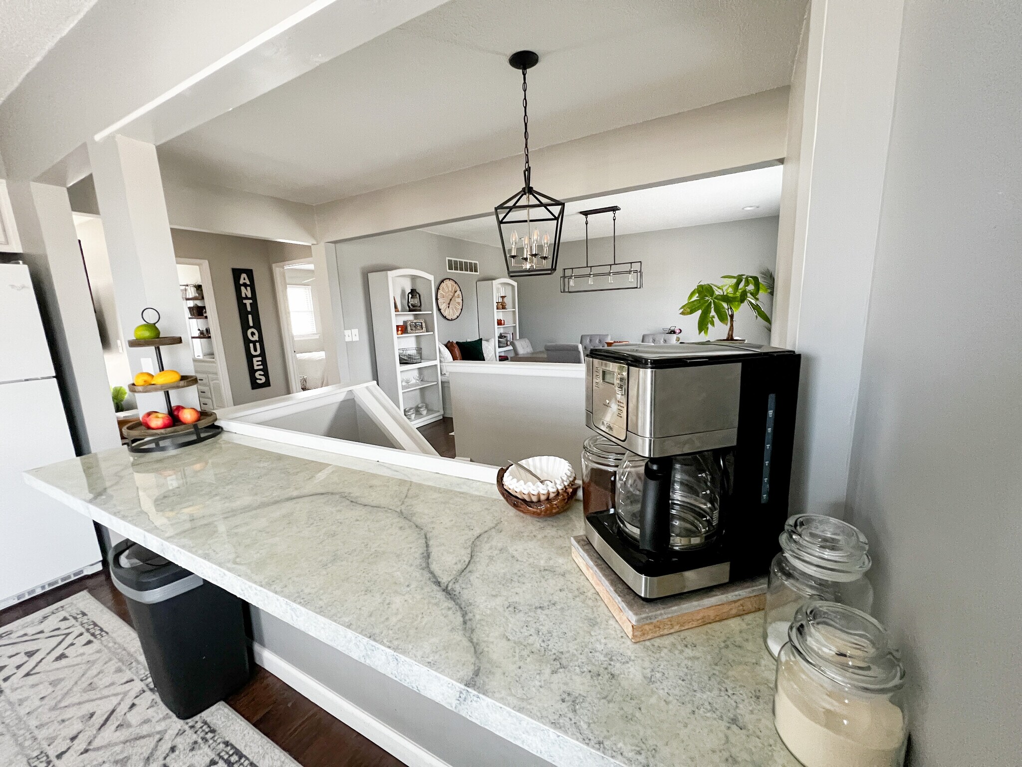 Building Photo - 323 SE Melody Ln