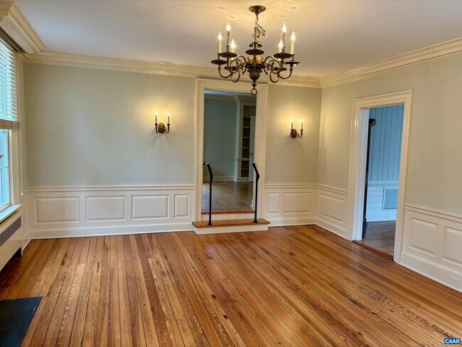 Building Photo - 800 Glendower Rd