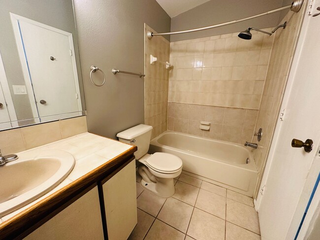 Building Photo - 1 Bedroom Condo in Harbourtowne - Palm Har...