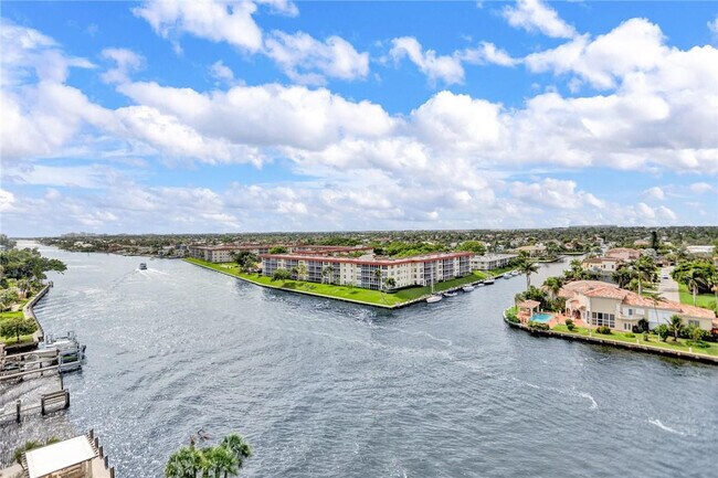 Building Photo - 1160 Hillsboro Mile