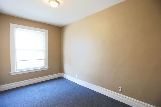 Building Photo - Spacious 3BR/1BA Full Floor Flat in North ...