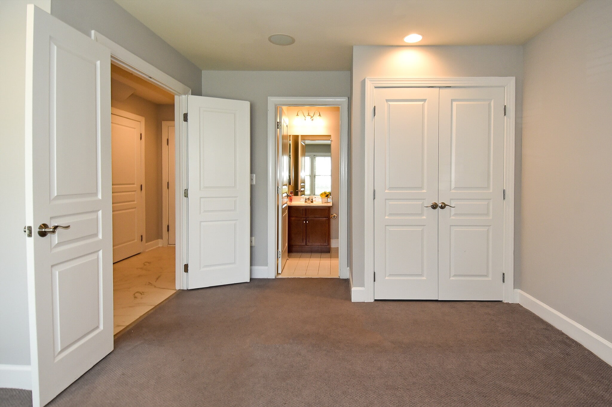 Building Photo - 2602 S Kenmore Ct