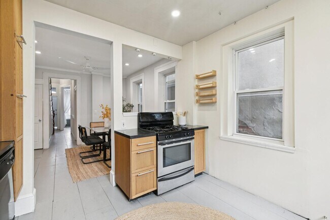 Building Photo - 1228 Catharine St