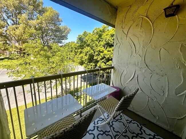 Building Photo - AVAILABLE NOW!! 1 BEDROOM 1 BATHROOM CONDO IN MISSION LAKES DESERT HOT SPRINGS