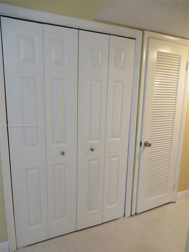 Building Photo - 220 SW 9th Ave