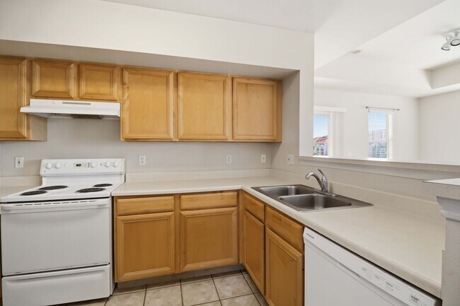 Building Photo - Spacious 2/2 unit available now for annual lease