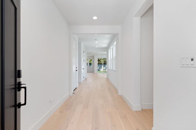 Building Photo - Amazing San Carlos Home