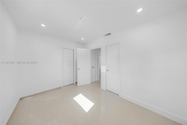 Building Photo - 2318 Scott St