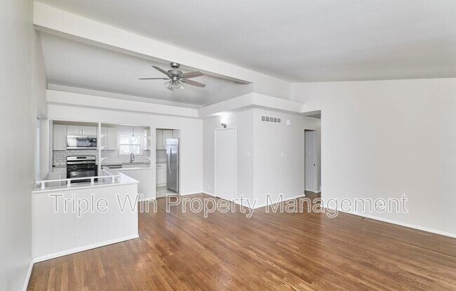 Building Photo - 803 Holiday Ave