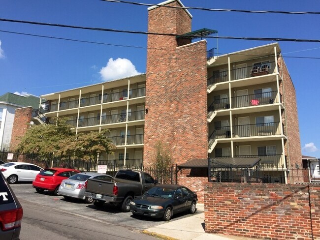 Building Photo - PRICE REDUCED!  Just Renovated 1 Bedroom Condo