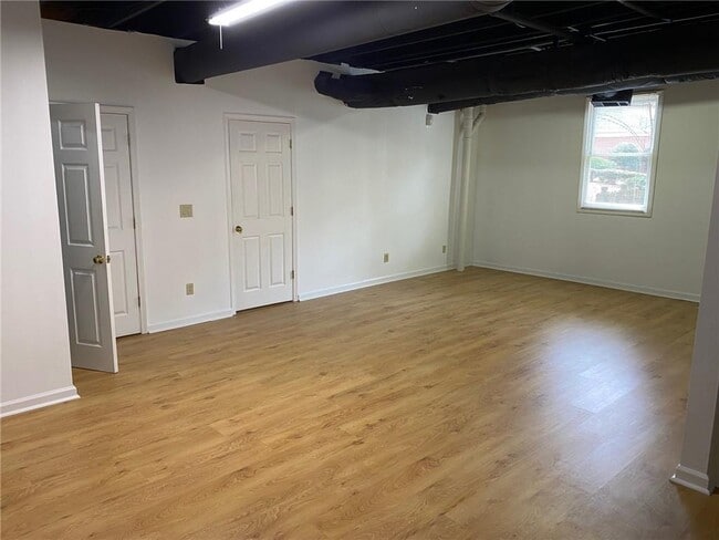 Building Photo - 7155 Roswell Rd