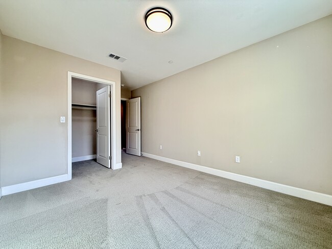 Building Photo - 7107 Oswego Ct