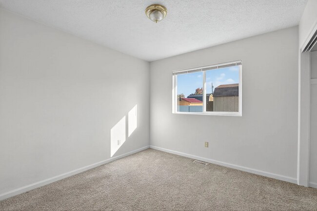 Building Photo - Impressive 5 bed/3 bath twin home in Chubbuck with just under 3000 square feet.