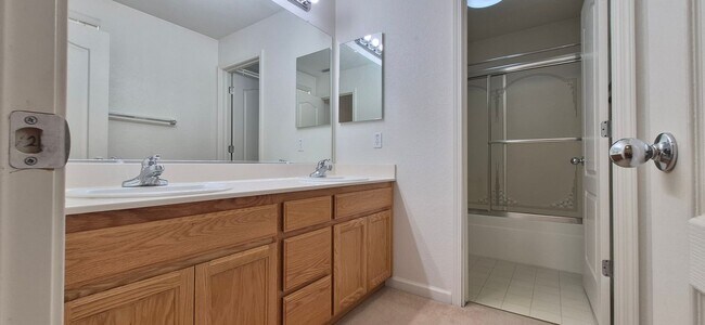 Building Photo - 2080 Mariposa Dr