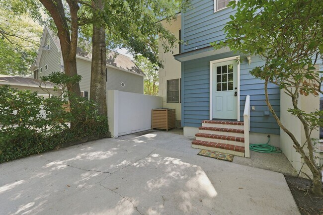 Building Photo - Charming Mount Pleasant Townhouse