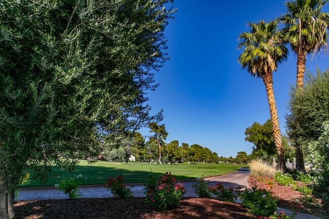Building Photo - 1 Bed, 1 Bath In Highly Desirable Guard Gated Las Vegas Country Club