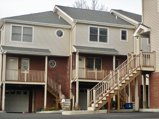 Building Photo - Rye Townhouse- 3 Bedroom  2.5 Baths $5985 Near Train & Town