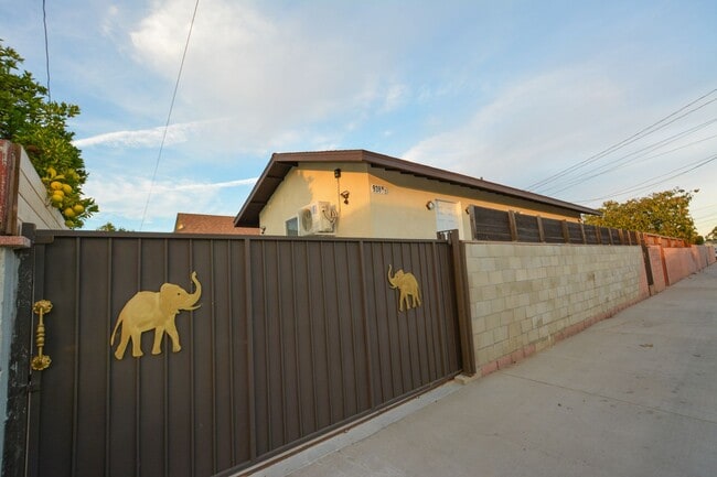 Building Photo - 2BED/1BATH Guest House In Oxnard