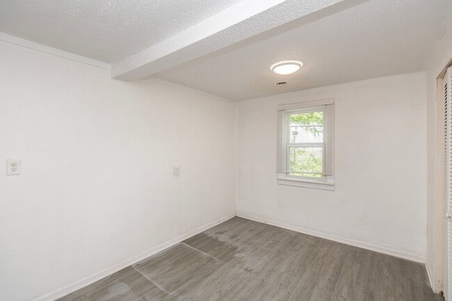 Building Photo - Amazing 3 Bedroom 1 Bathroom Home