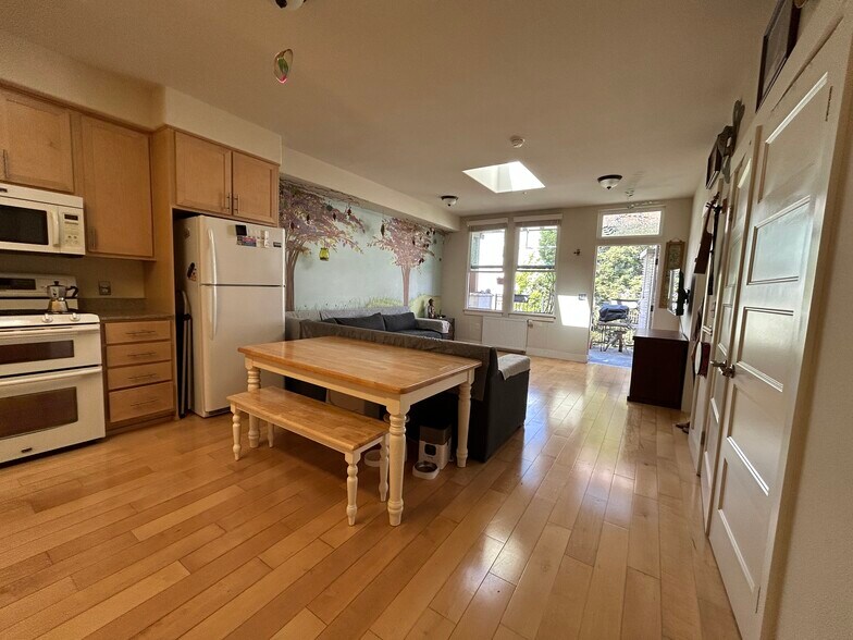 Bright top floor unit - 190 Walnut Ave