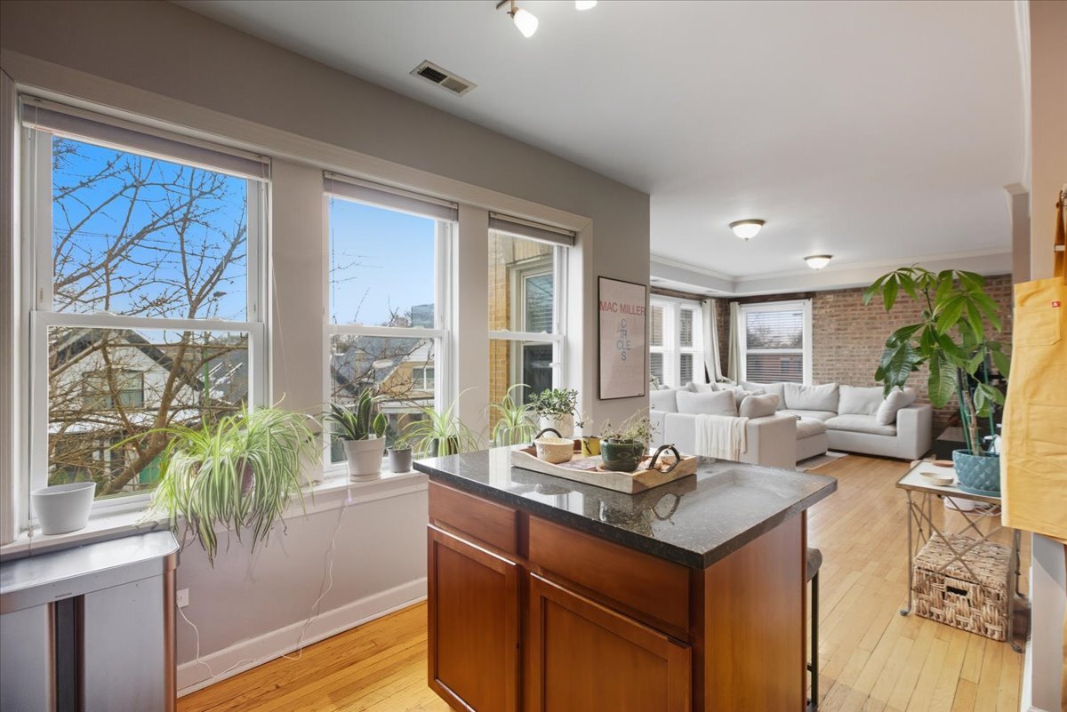 Building Photo - 3040 W Diversey Ave