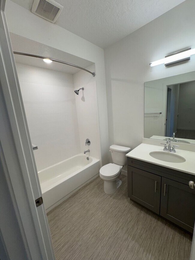 Building Photo - Move In Before School Starts! 4 Weeks Free + $0 Down Deposit OAC | 3 Bed Townhome in South Ogden