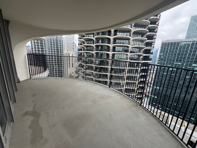 Building Photo - 300 N State St