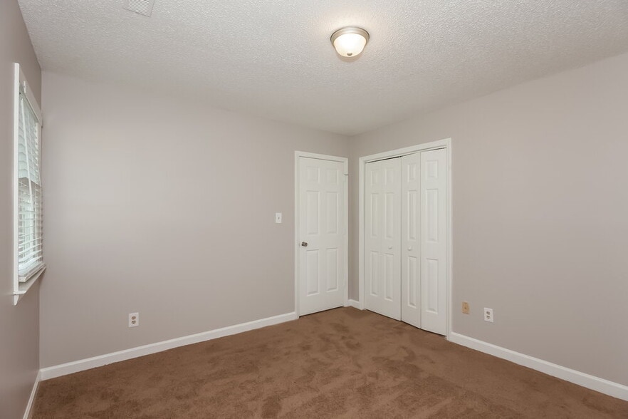 Building Photo - 6335 Teaneck Pl