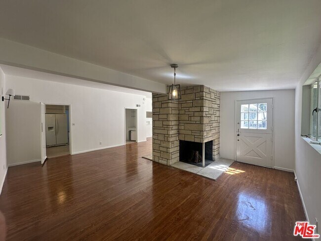 Building Photo - 1555 San Ysidro Dr