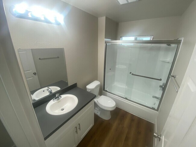 Building Photo - 637 Shepherd Ave