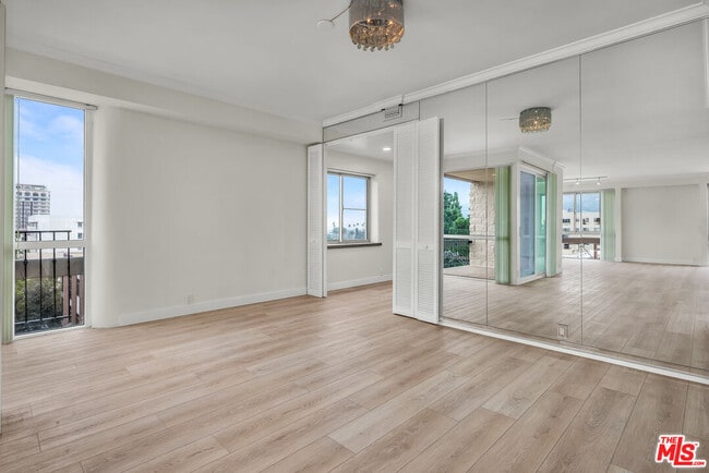 Building Photo - 320 N Maple Dr