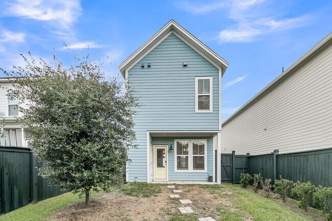 Building Photo - Charming Charleston Home in the Heart of M...