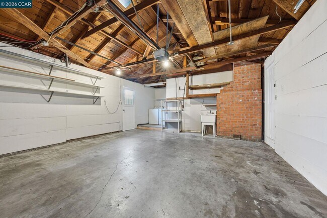 Building Photo - 1930 Sunshine Dr