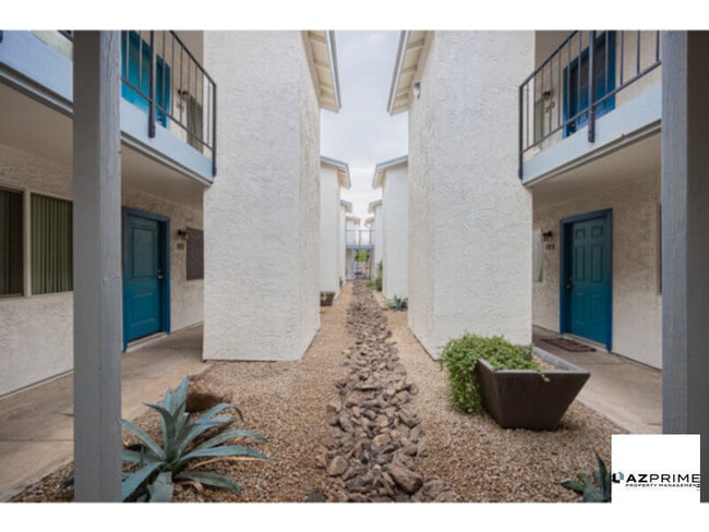 Building Photo - FREE FIRST MONTH'S RENT MOVE IN SPECIAL! Charming 1/1 Apartment in a Prime Phoenix Location - Lower-