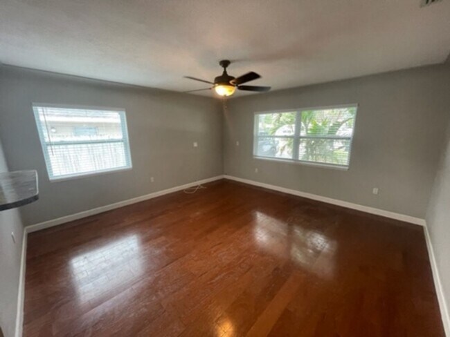 Building Photo - 2 BR/2 BA Beautifully Updated Home in Semi...