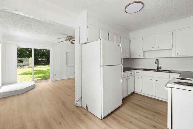 Building Photo - Charming 3 Bedroom, 2 Bathroom house