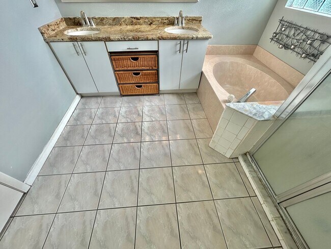 Building Photo - Waterfront Pool Home in Waterford Lakes