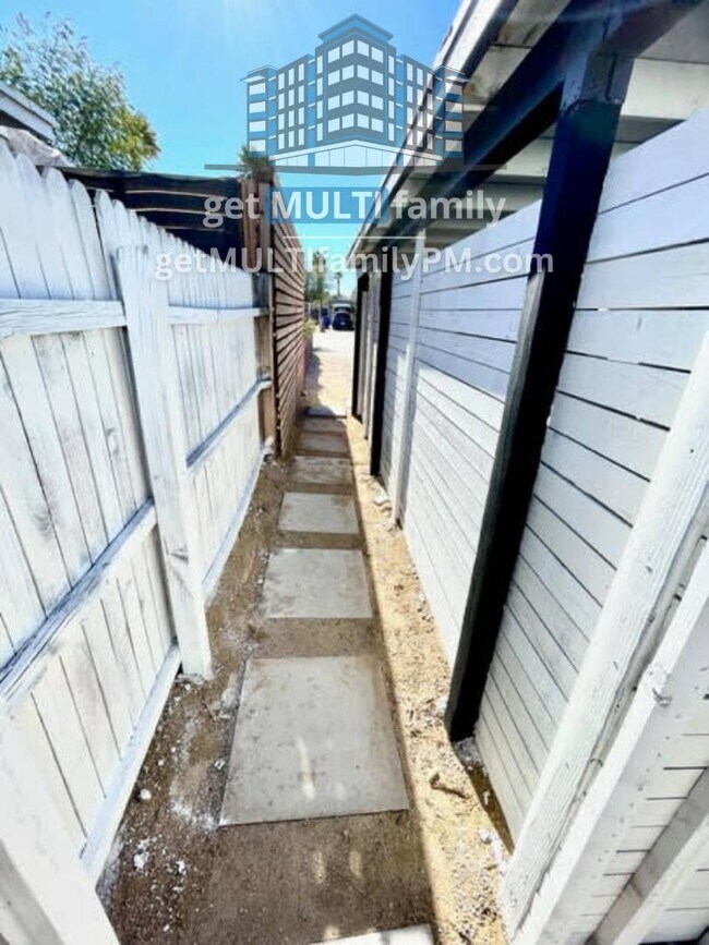 Building Photo - 1402 E McKinley St