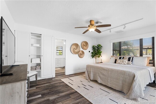 Building Photo - 1229 SW Dyer Point Rd