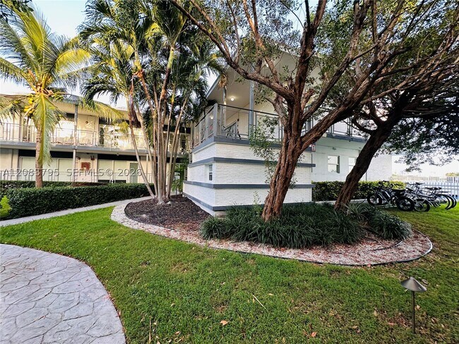 Building Photo - 946 Bay Dr E