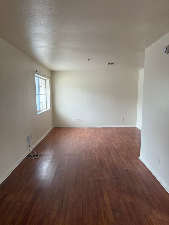 Building Photo - 3 BEDROOM 2.5 BATH TOWNHOME