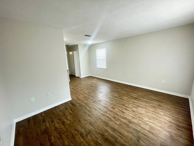 Building Photo - GS-581 Dexter Dr